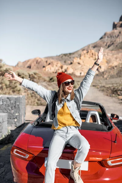 Жінка подорожує на машині на десертній долині — стокове фото