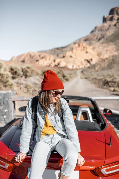 Woman traveling by car on the dessert valley — Stock Photo, Image