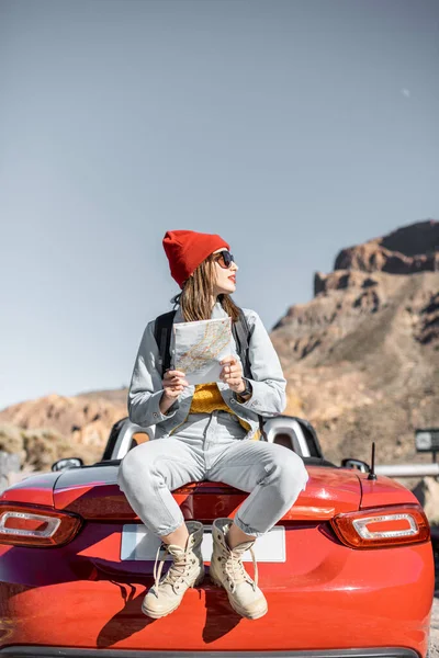Woman traveling by car on the dessert valley — Stock Photo, Image