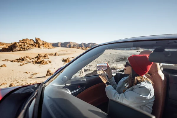 Nő utazik kabrió autó a sivatagi úton — Stock Fotó