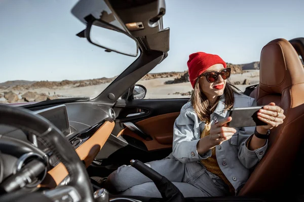 Wanita bepergian dengan mobil ungu di jalan gurun — Stok Foto
