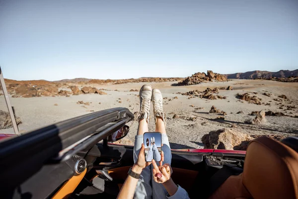 在沙漠谷地乘坐敞篷车旅行的妇女 — 图库照片