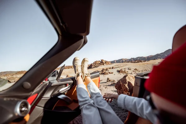 在沙漠谷地乘坐敞篷车旅行的妇女 — 图库照片