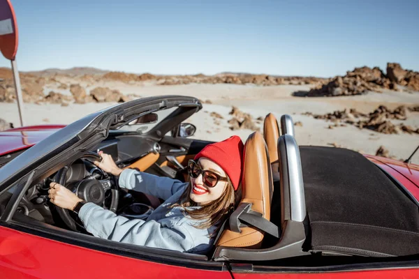 Mujer viajando en coche cabriolet en el velley desierto — Foto de Stock