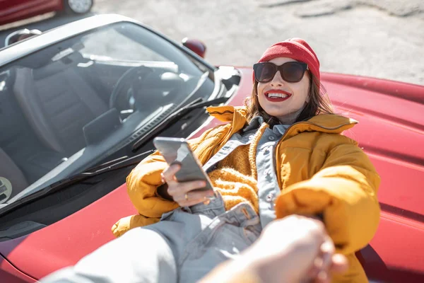 Carefree woman traveling by car — Stockfoto