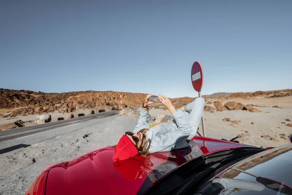 Carefree woman traveling by car — Zdjęcie stockowe