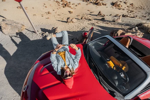 Carefree woman traveling by car — Stockfoto