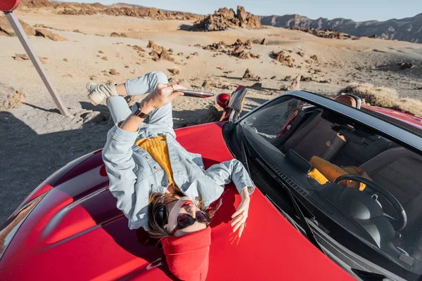 Carefree woman traveling by car — Stockfoto