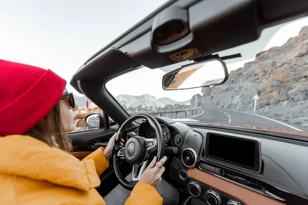 Frau mit Cabrio auf Wüstenstraße unterwegs — Stockfoto