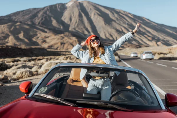 Kobieta podróżująca samochodem po wulkanicznej dolinie — Zdjęcie stockowe