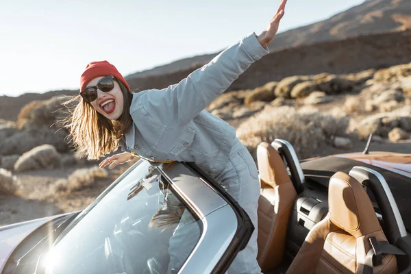 Щаслива жінка подорожує на машині — стокове фото