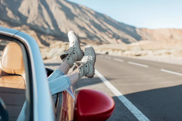 Mulher viajando de carro conversível no vale do deserto — Fotografia de Stock