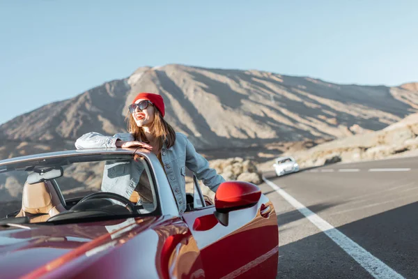 Carefree woman traveling by car — Stock Photo, Image