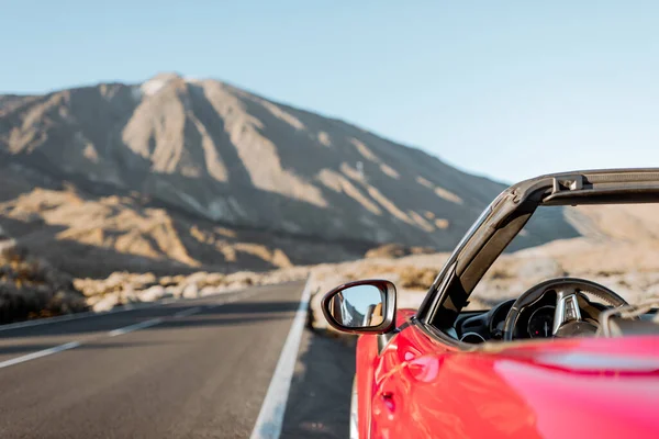 Convertible car on the roadside of the desert valley — 图库照片