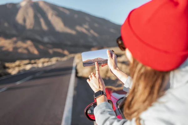 Gelukkige vrouw reist met de auto op de vulkanische vallei — Stockfoto