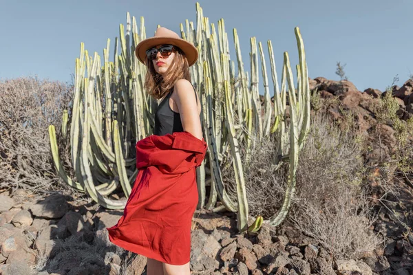 Retrato de moda de una mujer en un paisaje desierto —  Fotos de Stock