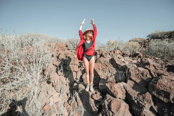 Retrato de moda de uma mulher em uma paisagem deserta — Fotografia de Stock