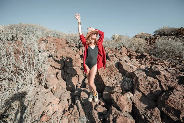 Fashion portrait of a woman on a desert landscape — Stock Photo, Image