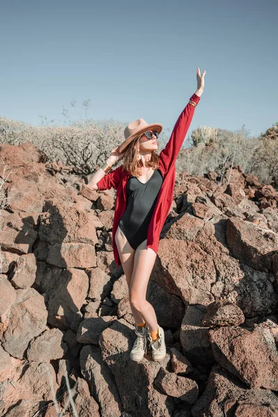 Fashion portrait of a woman on a desert landscape — Stock Photo, Image