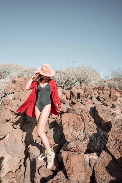 Fashion portrait of a woman on a desert landscape — Stock Photo, Image