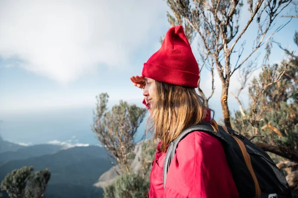 Mulher desfrutando de vista sobre a ilha enquanto viaja nas montanhas — Fotografia de Stock