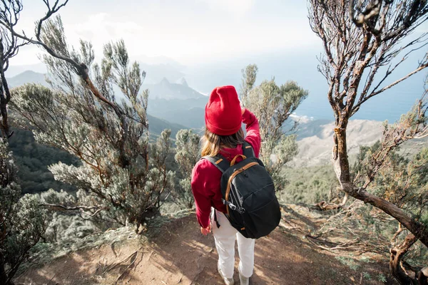 Woman enjoying view on the island while traveling in the mountains — Stockfoto