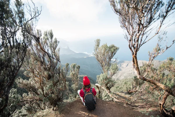 Mulher desfrutando de vista sobre a ilha enquanto viaja nas montanhas — Fotografia de Stock