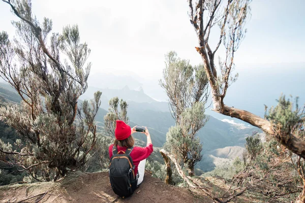 Mulher desfrutando de vista sobre a ilha enquanto viaja nas montanhas — Fotografia de Stock