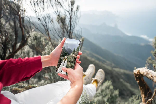 Mujer viajando por las montañas — Foto de Stock