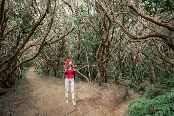 Женщина, гуляющая в тропических лесах — стоковое фото