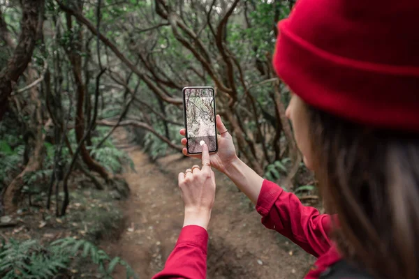 Женщина фотографируется с телефоном тропических лесов — стоковое фото