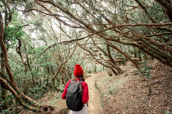 Mulher caminhando na floresta tropical — Fotografia de Stock