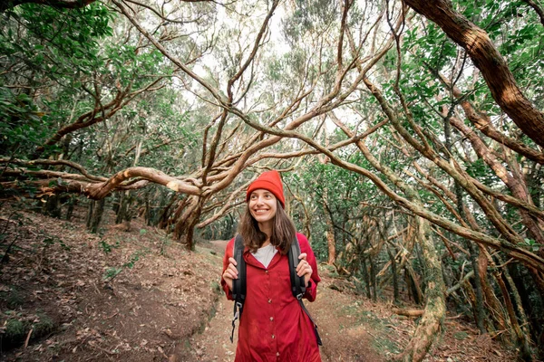 Mulher caminhando na floresta tropical — Fotografia de Stock