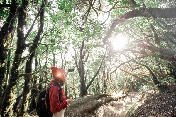 Woman traveling in the rainforest — Φωτογραφία Αρχείου