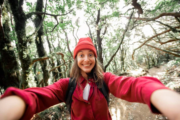 Mulher se divertindo enquanto viaja na floresta — Fotografia de Stock