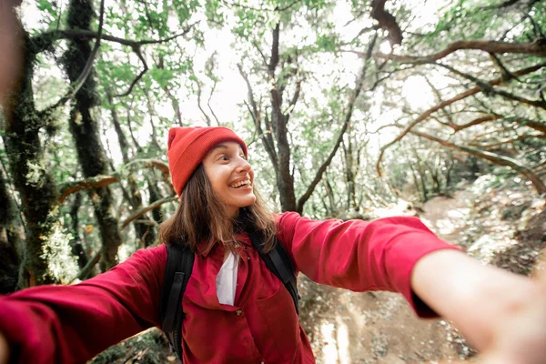 Mulher se divertindo enquanto viaja na floresta — Fotografia de Stock