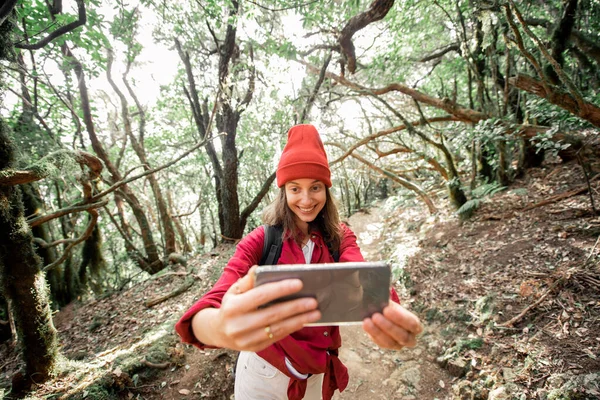 Woman traveling in the rainforest — Φωτογραφία Αρχείου