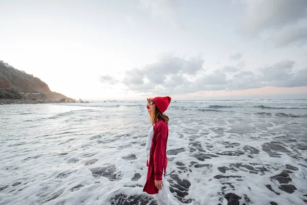Estilo de vida retrato de uma mulher despreocupada na praia ao entardecer — Fotografia de Stock