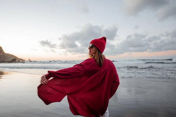 Lifestyle portrait of a carefree woman on the beach at dusk — Stockfoto