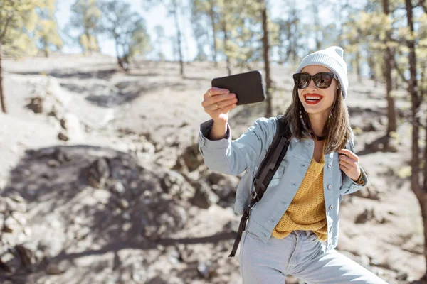 Woman vlogging while travel at the volcanic forest — Stockfoto