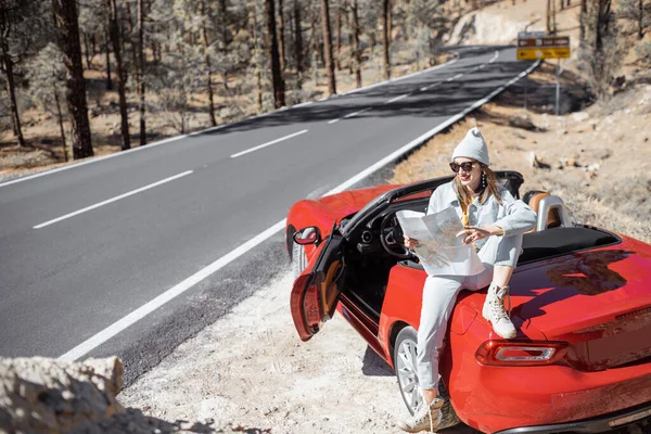 Mulher viajando de carro na ilha — Fotografia de Stock