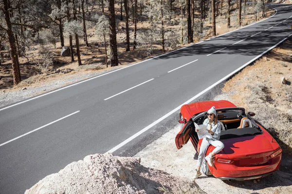 Woman traveling by car on the island — Stockfoto