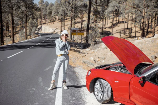 Woman having problems with a car while traveling — Stockfoto