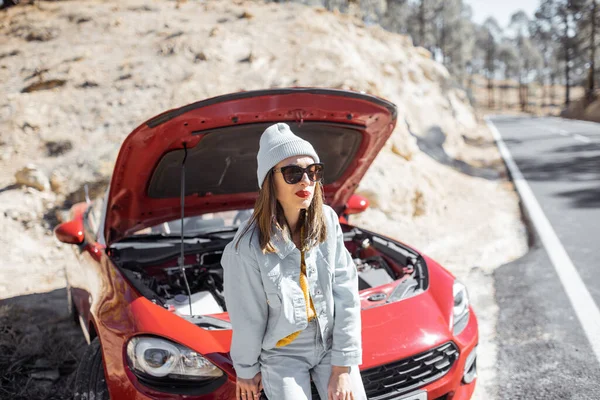Woman having problems with a car while traveling — Stockfoto