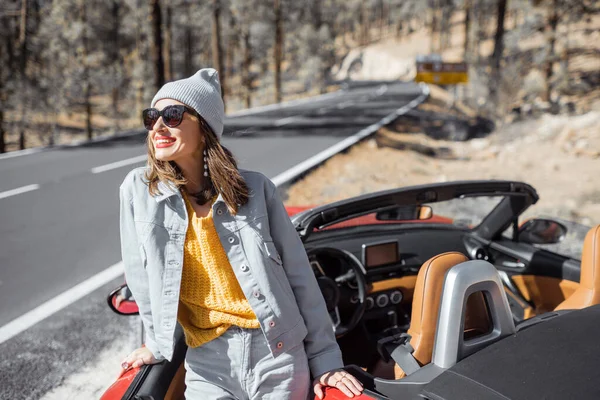 Mulher viajando de carro na estrada da montanha — Fotografia de Stock