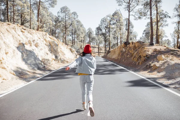 Carefree woman on the mountain road — Stock fotografie