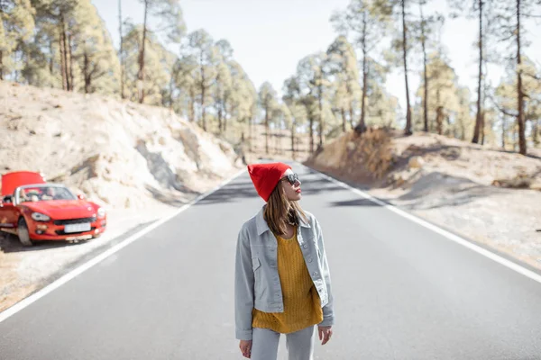 Mulher despreocupada na estrada da montanha — Fotografia de Stock