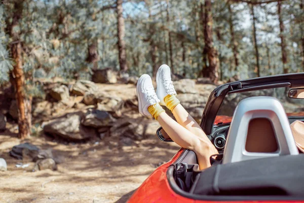 Woman traveling by car in the forest — 图库照片