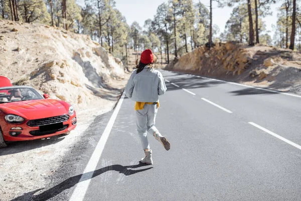 Carefree woman on the mountain road — Stockfoto