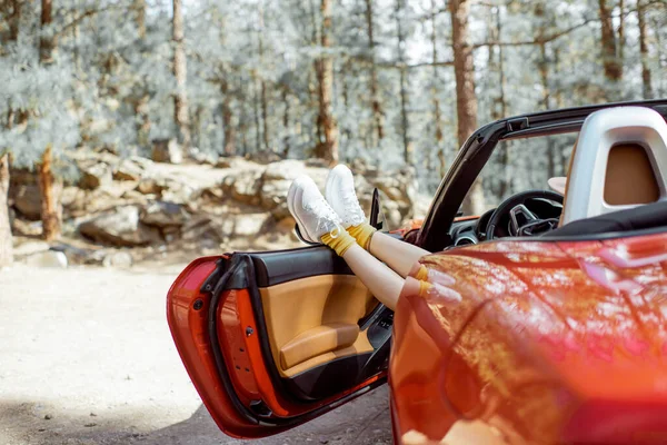 Woman traveling by car in the forest — 图库照片